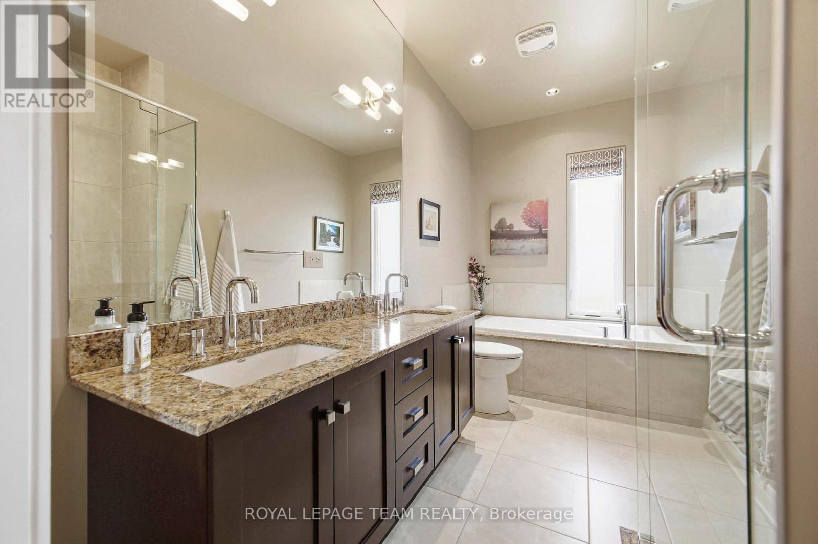 418 Mayfair Avenue, Ottawa, ON - Indoor Photo Showing Bathroom