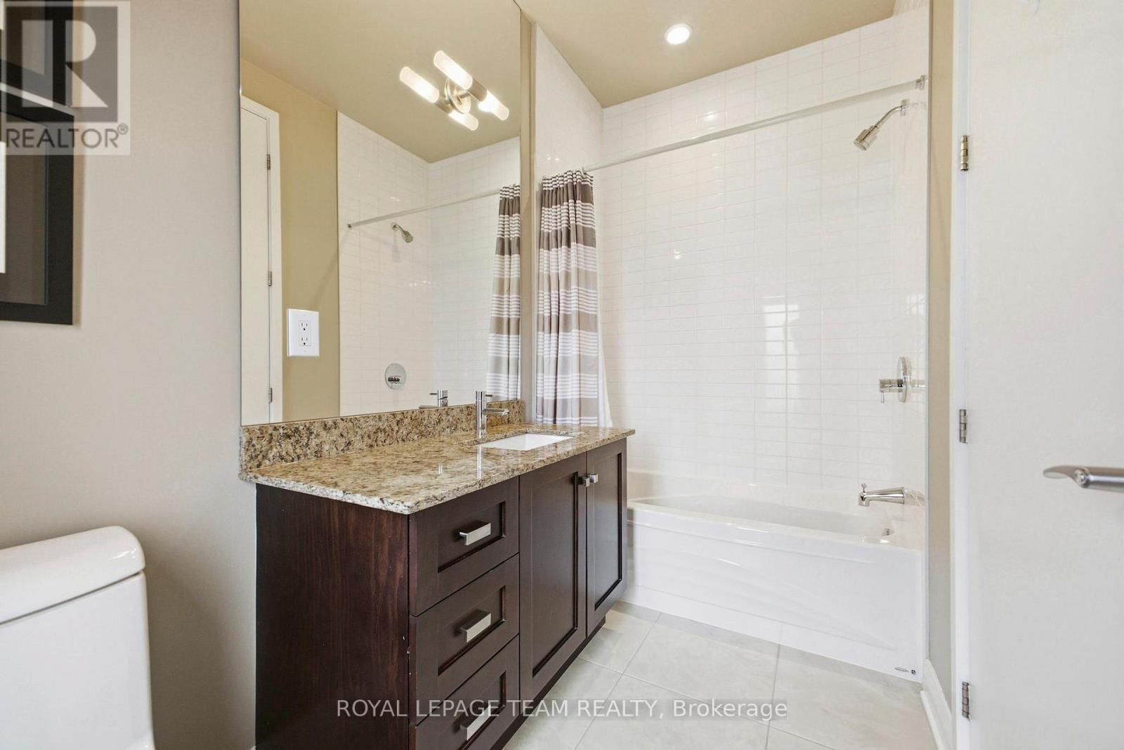 418 Mayfair Avenue, Ottawa, ON - Indoor Photo Showing Bathroom