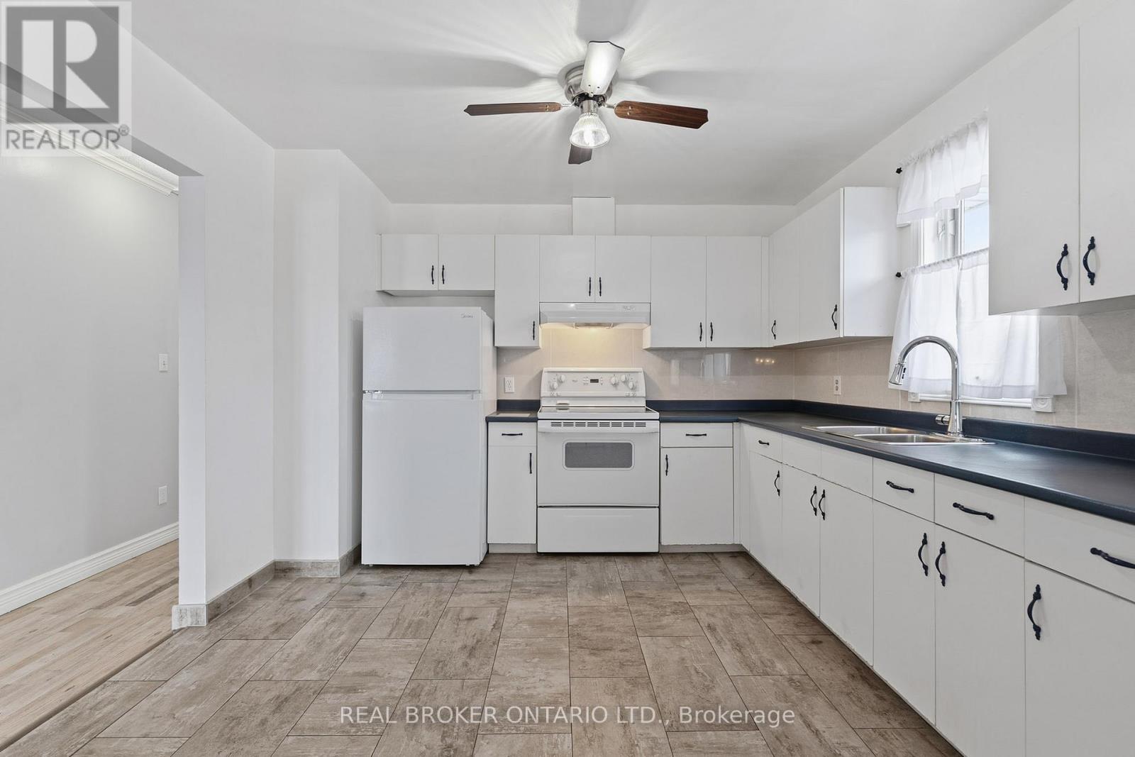 379 Southworth Street S, Welland (Lincoln/Crowland), ON - Indoor Photo Showing Kitchen With Double Sink