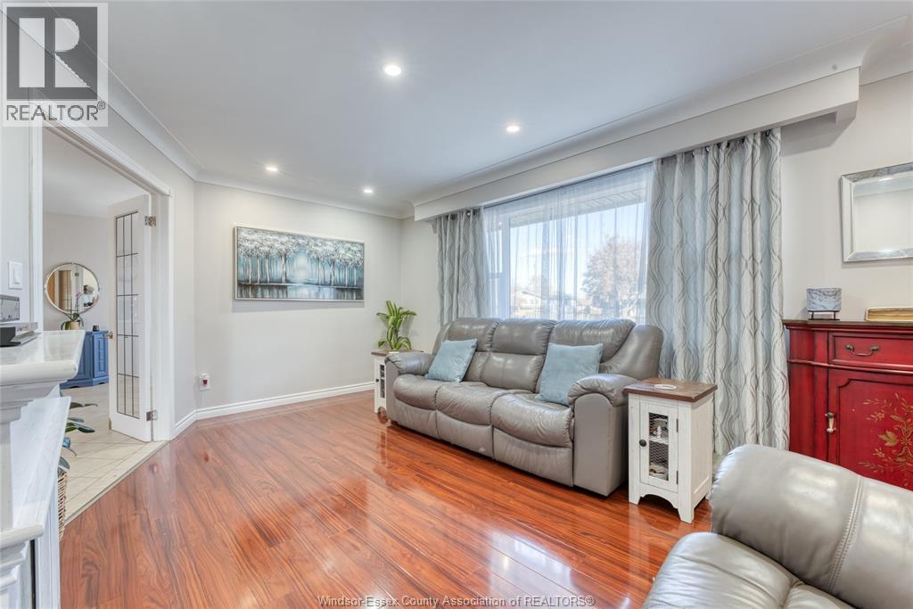 111 Danforth, Leamington, ON - Indoor Photo Showing Living Room