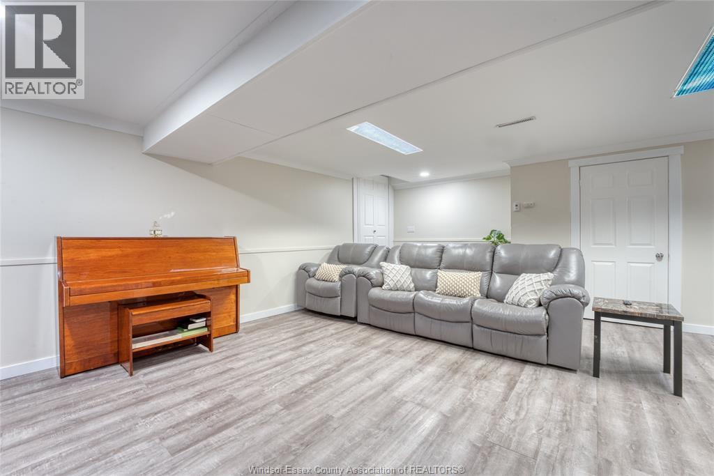 111 Danforth, Leamington, ON - Indoor