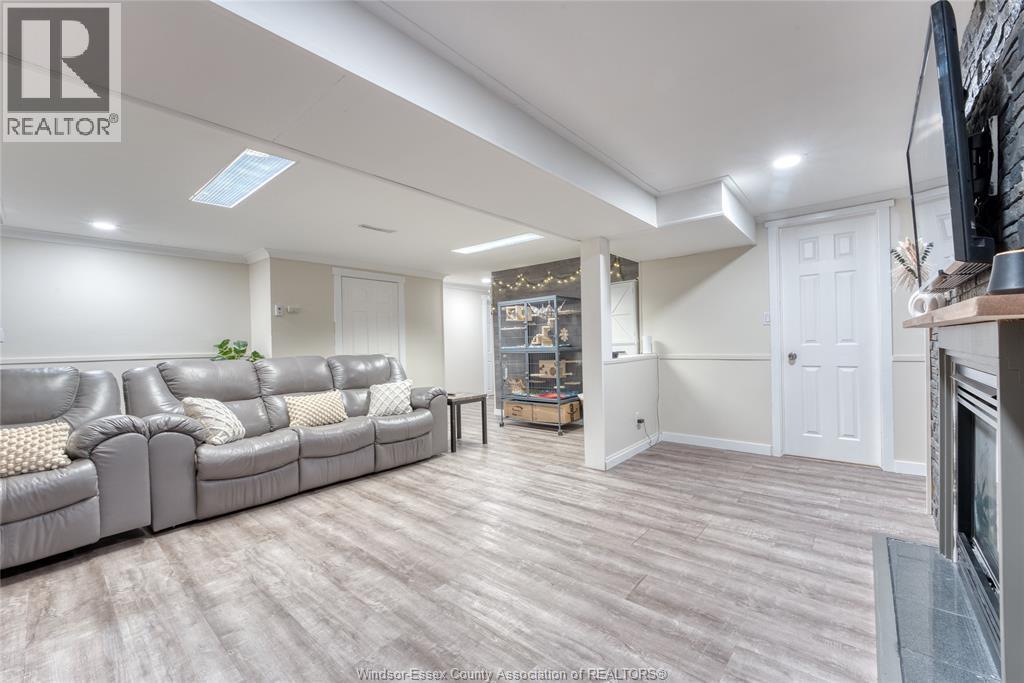 111 Danforth, Leamington, ON - Indoor