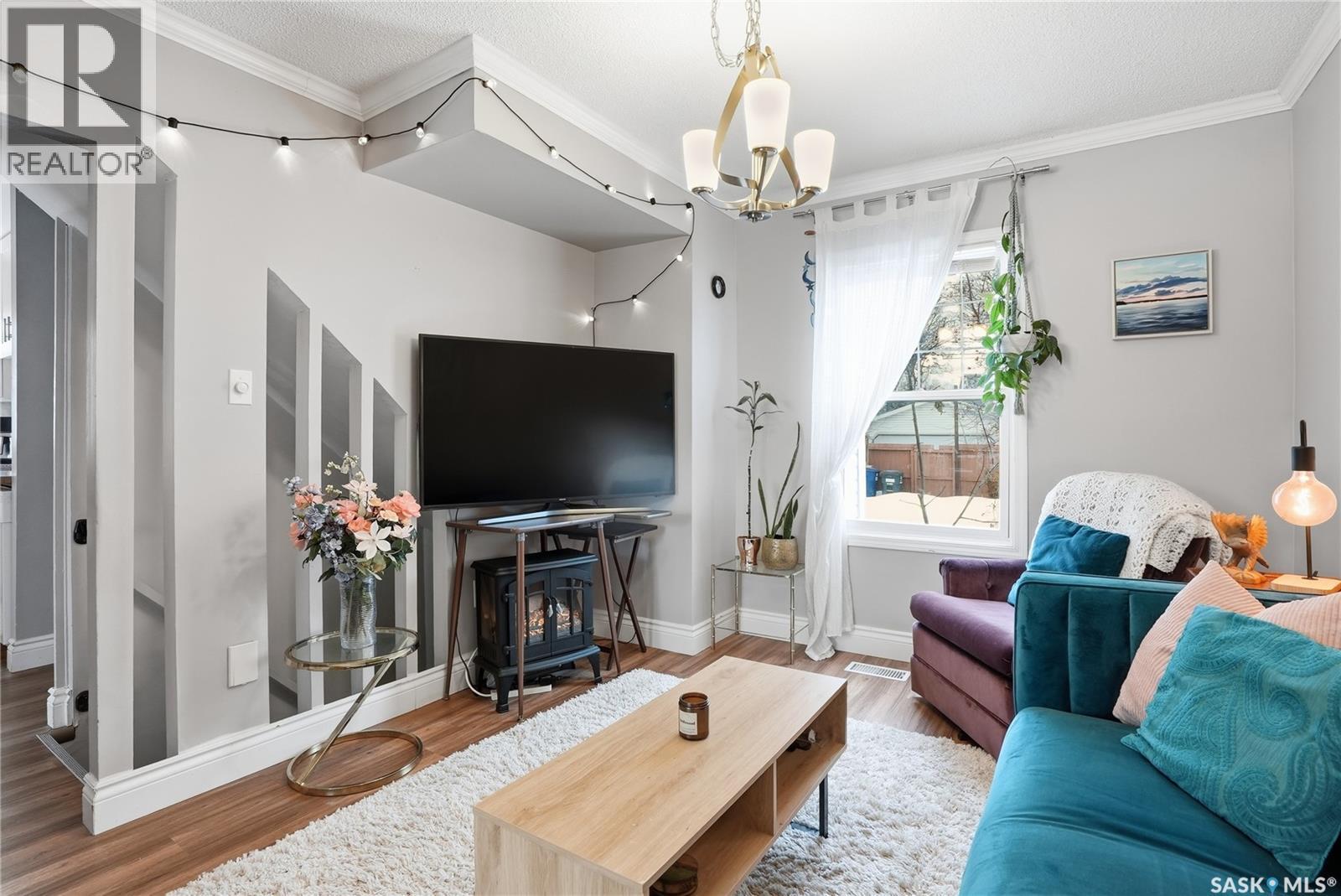 215 Ash Street E, Saskatoon, SK - Indoor Photo Showing Living Room