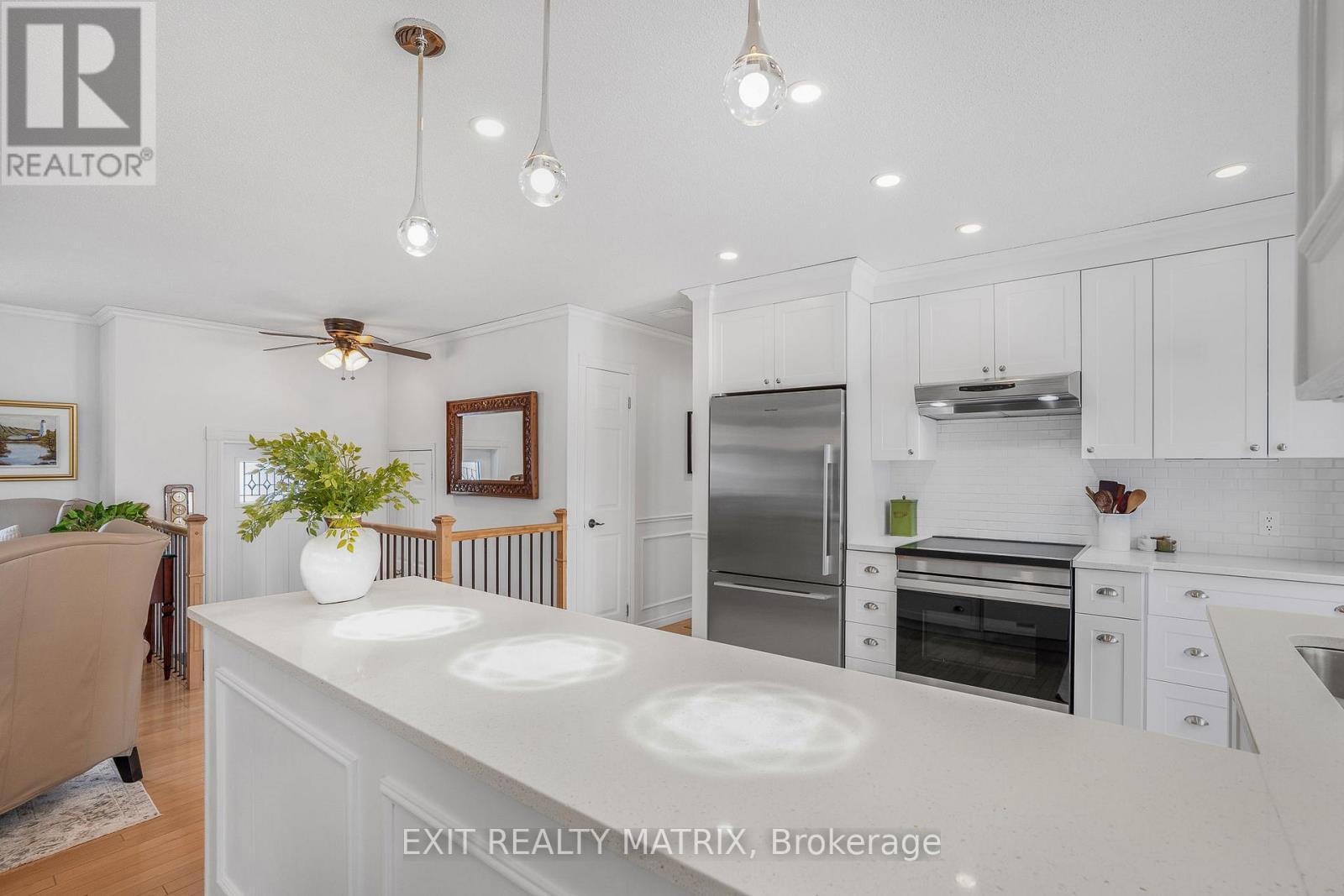 636 Front Road, Champlain, ON - Indoor Photo Showing Kitchen With Upgraded Kitchen