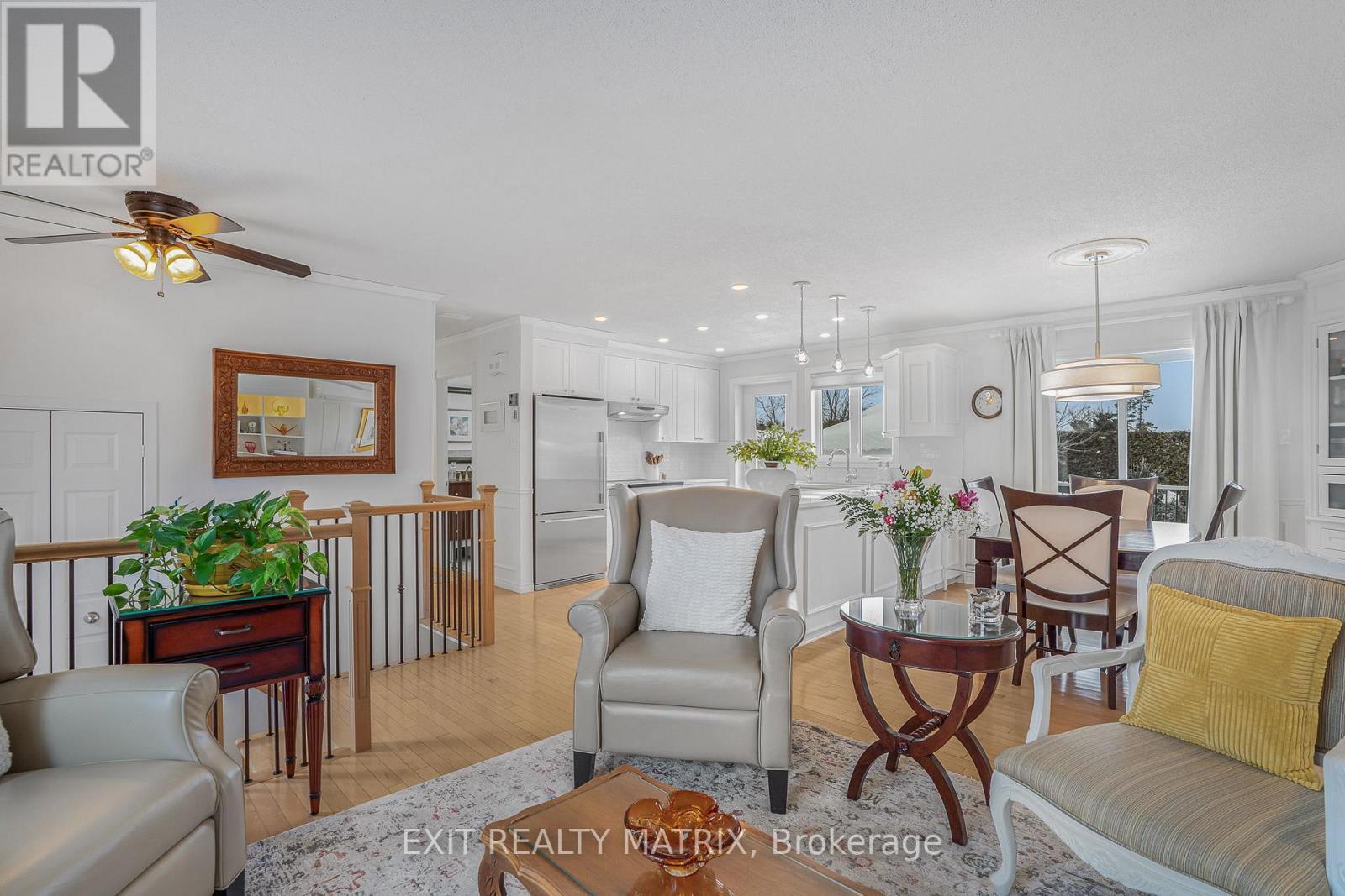 636 Front Road, Champlain, ON - Indoor Photo Showing Living Room