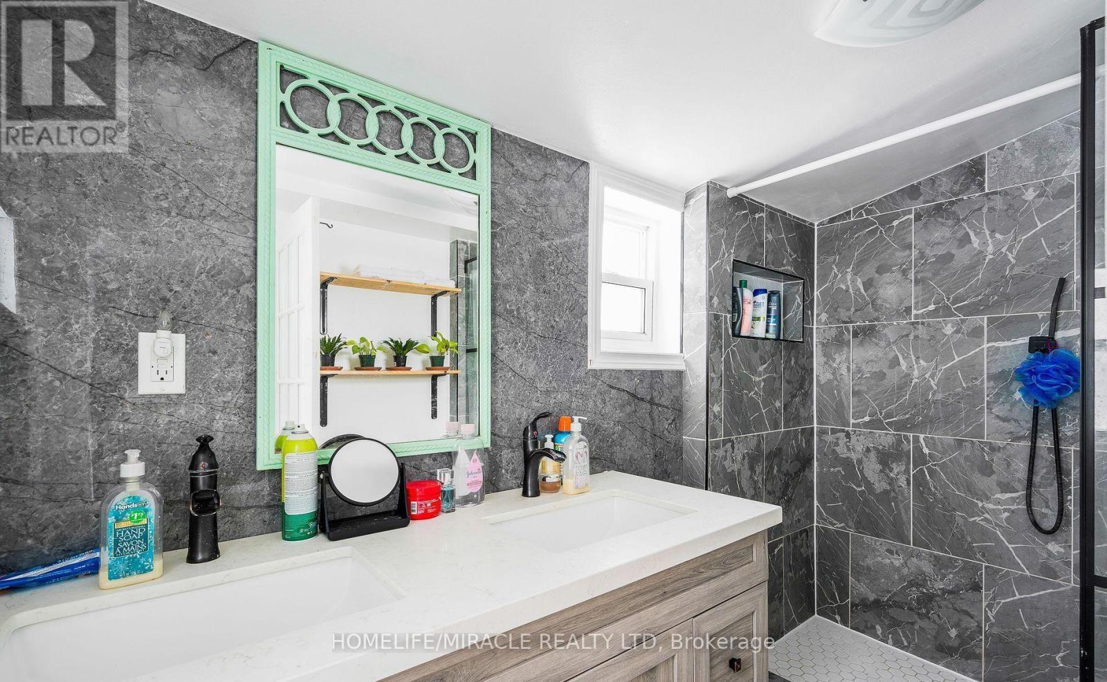 101 River Road E, Wasaga Beach, ON - Indoor Photo Showing Bathroom