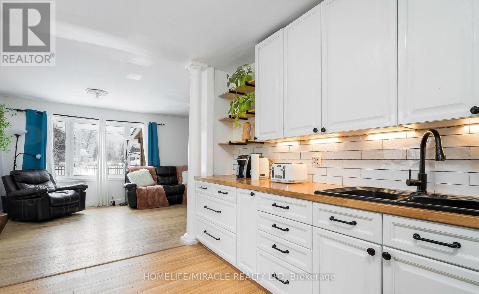 101 River Road E, Wasaga Beach, ON - Indoor Photo Showing Kitchen With Double Sink
