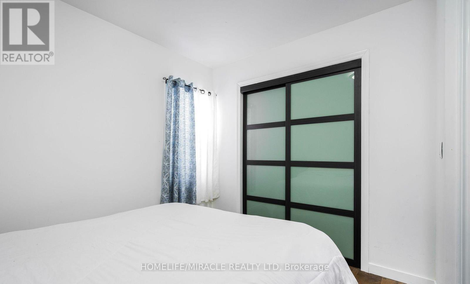 101 River Road E, Wasaga Beach, ON - Indoor Photo Showing Bedroom