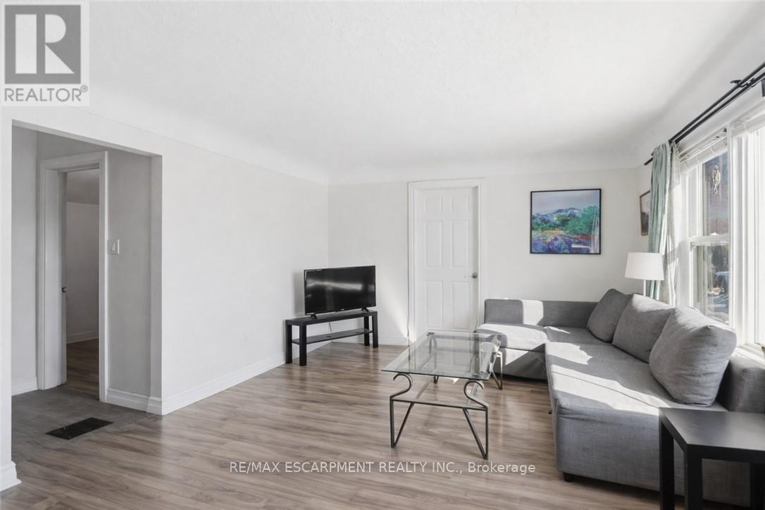 260 Prospect Street S, Hamilton, ON - Indoor Photo Showing Living Room
