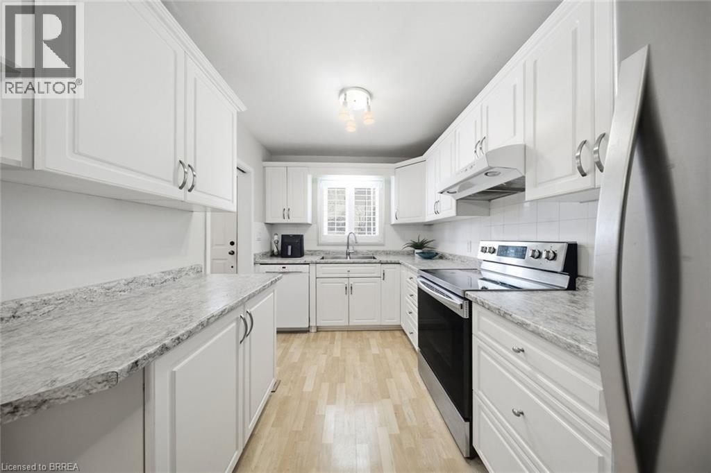 71 Pinecrest Drive, Kitchener, ON - Indoor Photo Showing Kitchen