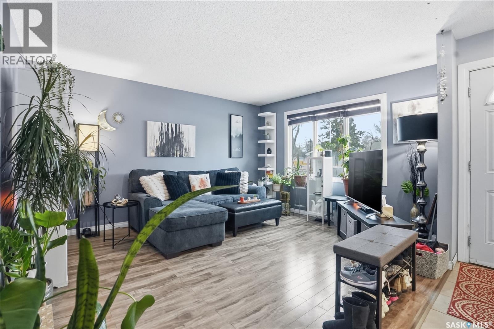 210 113Th Street W, Saskatoon, SK - Indoor Photo Showing Living Room