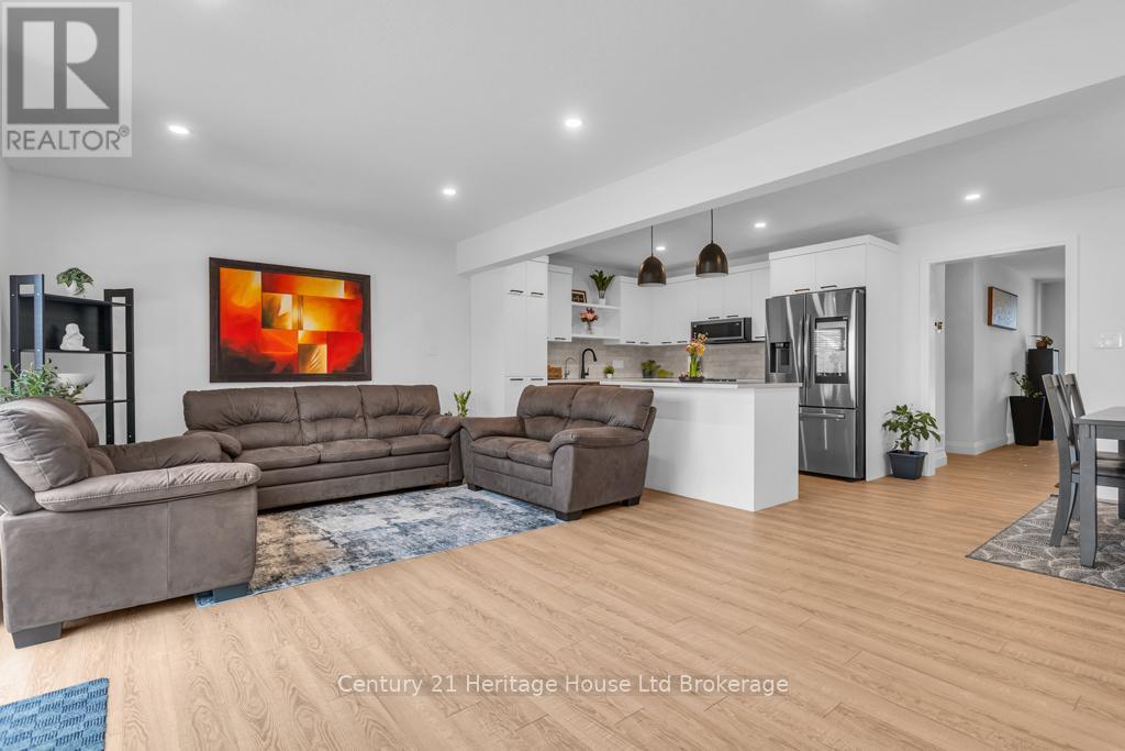 33 Martin Street, Tillsonburg, ON - Indoor Photo Showing Living Room