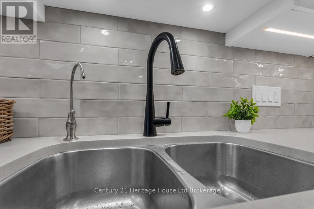33 Martin Street, Tillsonburg, ON - Indoor Photo Showing Kitchen With Double Sink