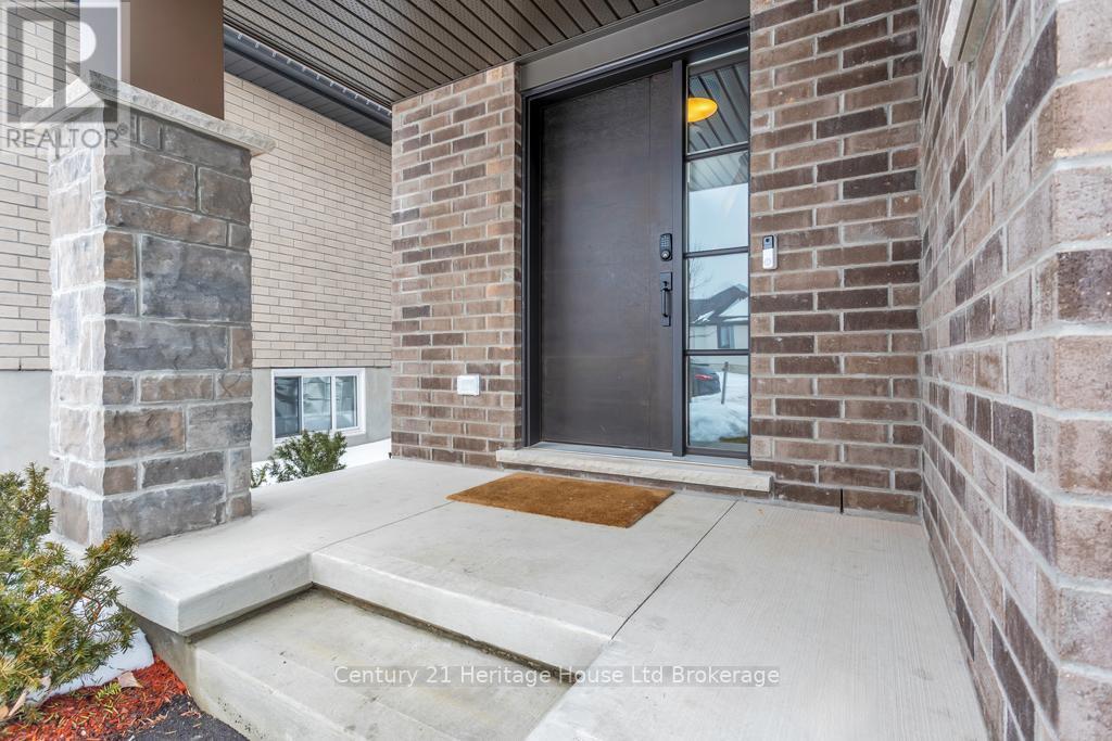 33 Martin Street, Tillsonburg, ON - Outdoor