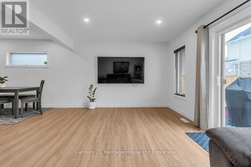 33 Martin Street, Tillsonburg, ON - Indoor Photo Showing Living Room