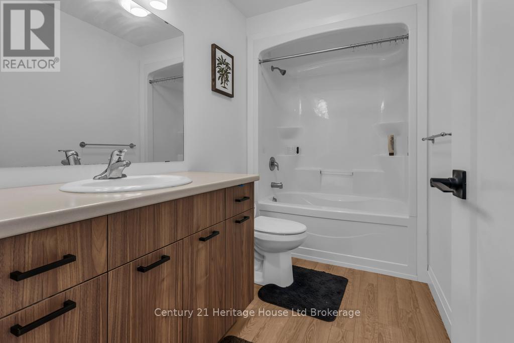 33 Martin Street, Tillsonburg, ON - Indoor Photo Showing Bathroom