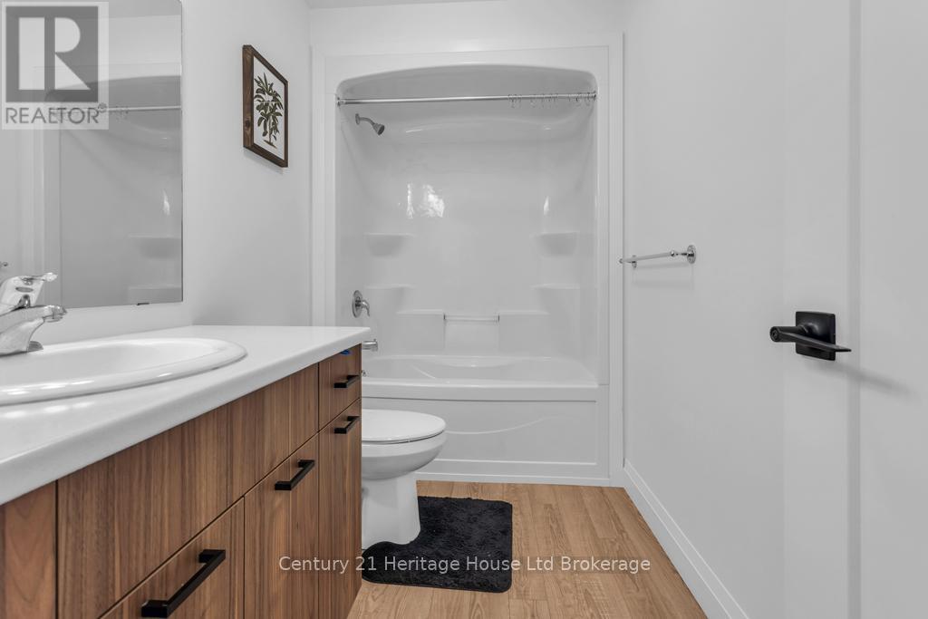 33 Martin Street, Tillsonburg, ON - Indoor Photo Showing Bathroom