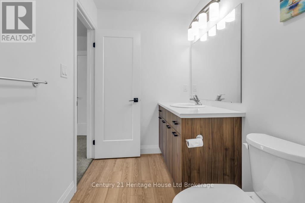 33 Martin Street, Tillsonburg, ON - Indoor Photo Showing Bathroom