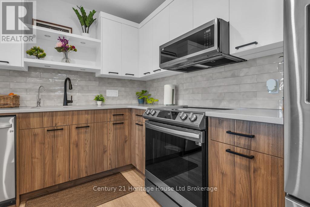 33 Martin Street, Tillsonburg, ON - Indoor Photo Showing Kitchen