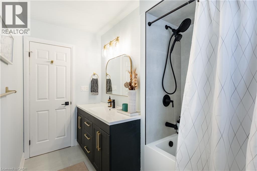 26 Rama Court, Hamilton, ON - Indoor Photo Showing Bathroom