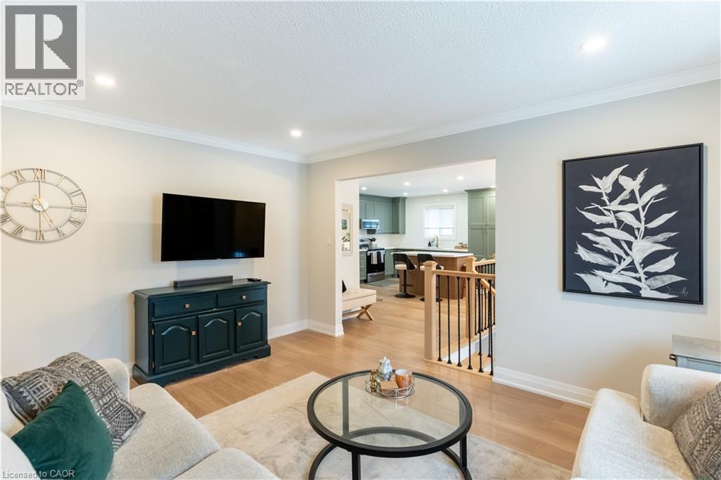 26 Rama Court, Hamilton, ON - Indoor Photo Showing Living Room