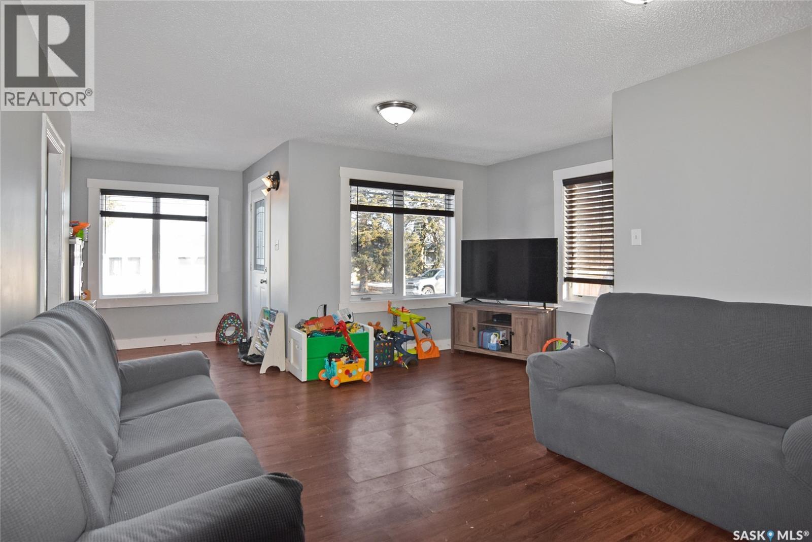 334 Brownlee Avenue, Mclean, SK - Indoor Photo Showing Living Room