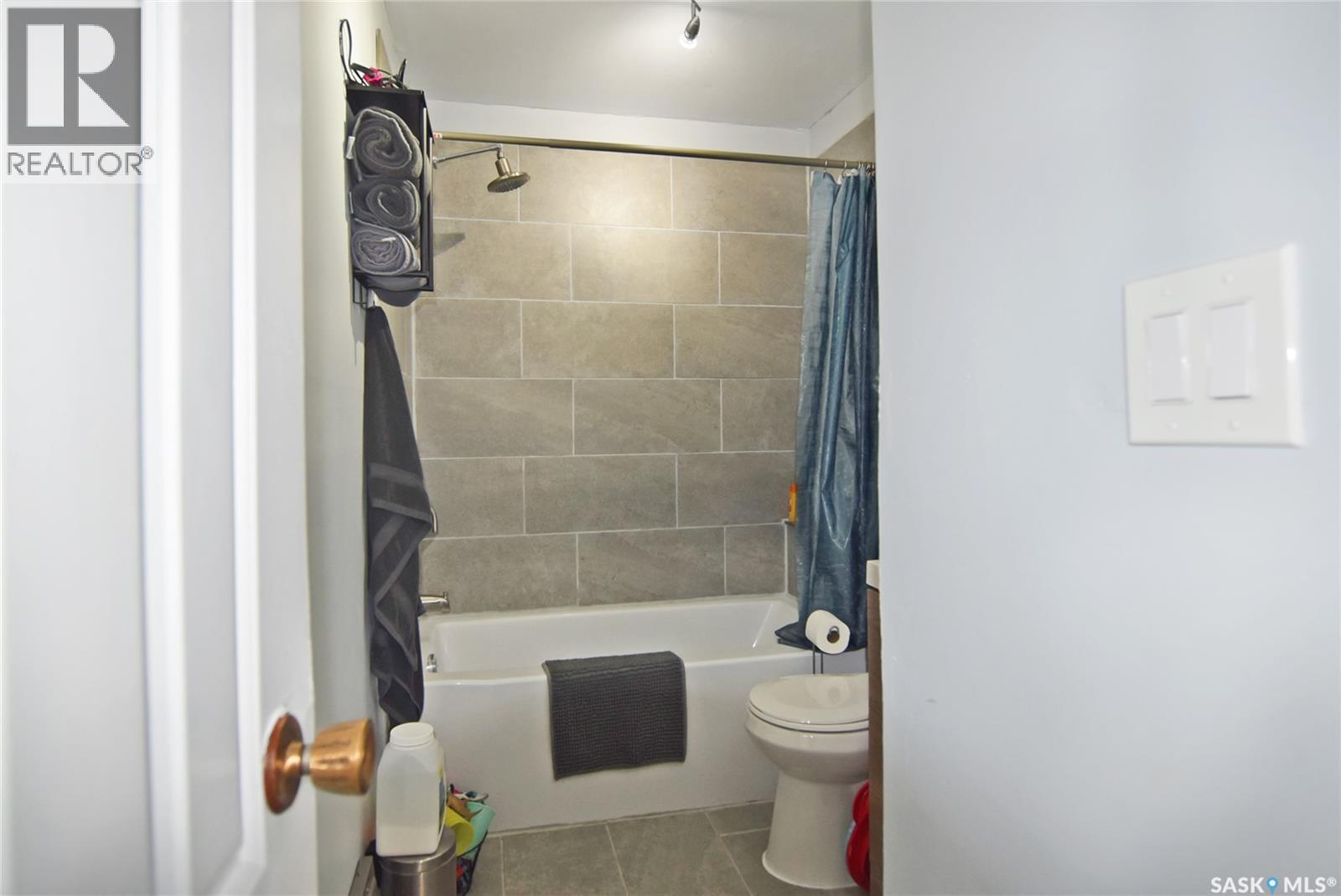 334 Brownlee Avenue, Mclean, SK - Indoor Photo Showing Bathroom