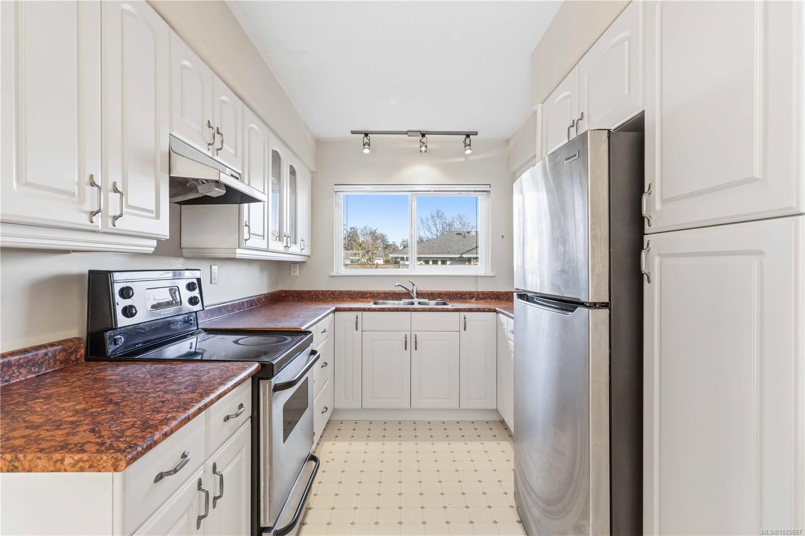 9-10145 Third St, Sidney, BC