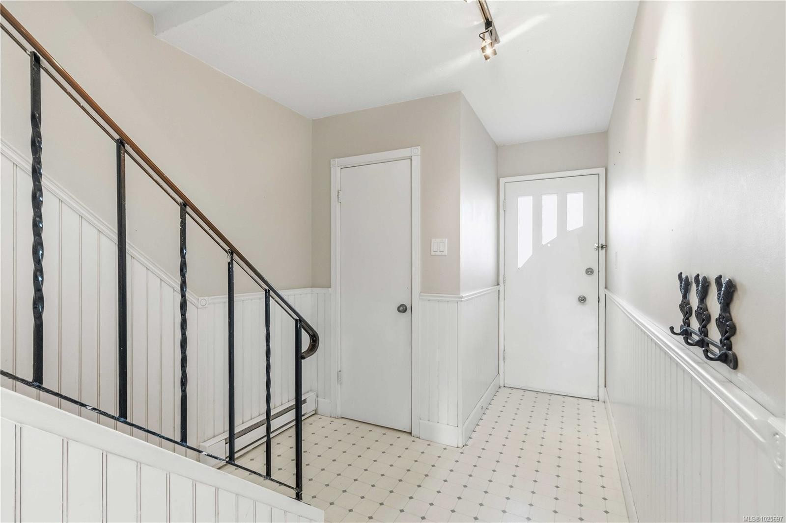 9-10145 Third St, Sidney, BC