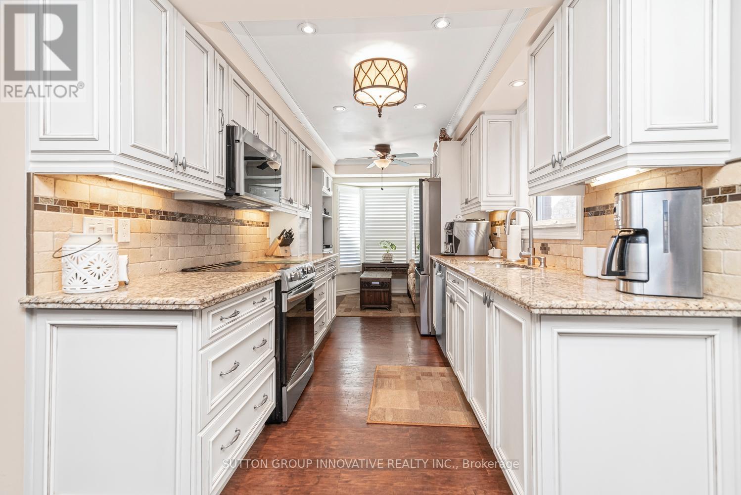 27 Beaverton Drive, Hamilton, ON - Indoor Photo Showing Kitchen With Upgraded Kitchen