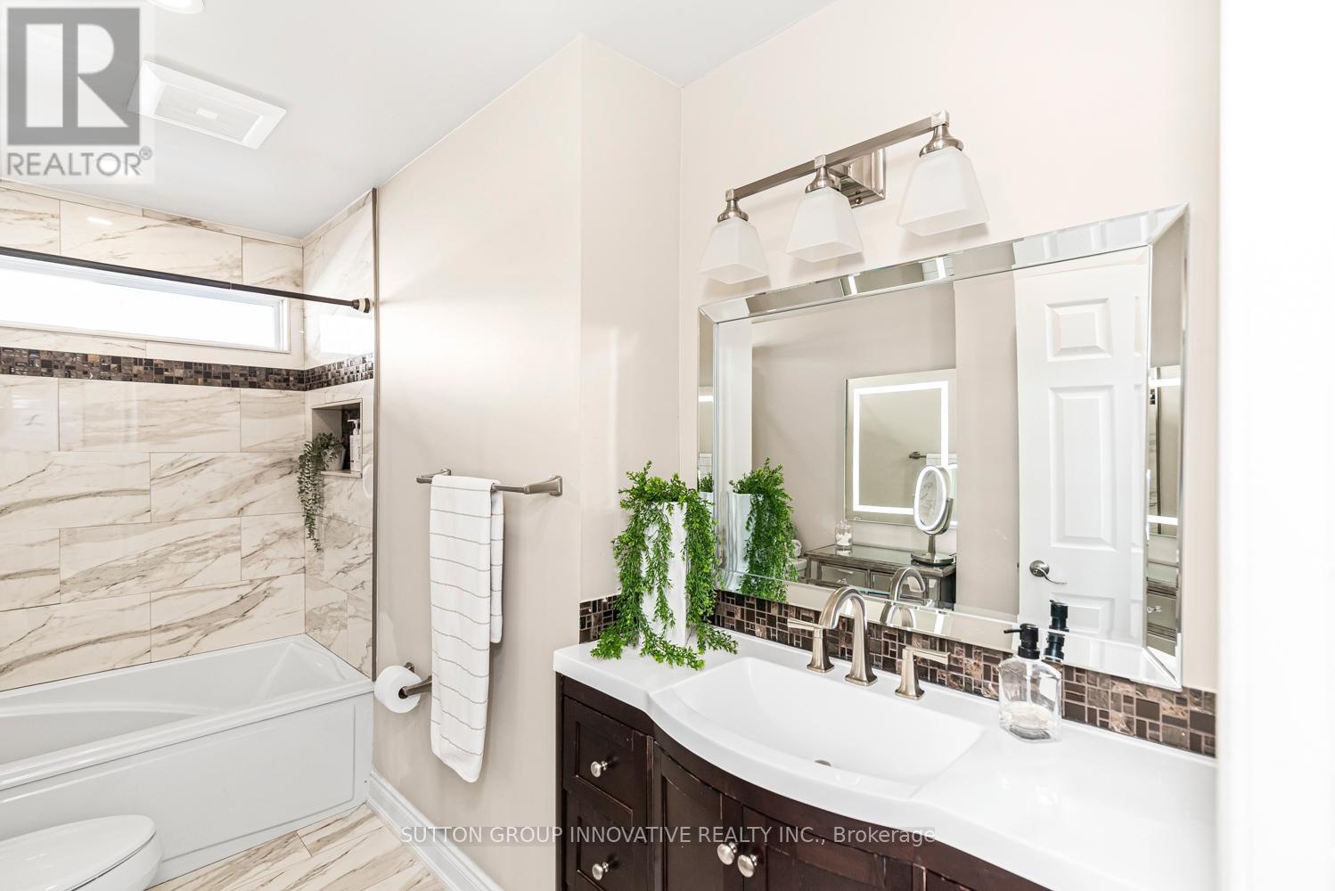 27 Beaverton Drive, Hamilton, ON - Indoor Photo Showing Bathroom