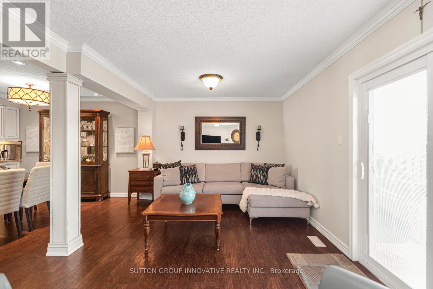 27 Beaverton Drive, Hamilton, ON - Indoor Photo Showing Living Room