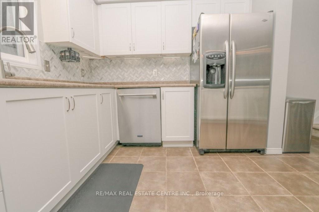 15 Gees Way, Cambridge, ON - Indoor Photo Showing Kitchen