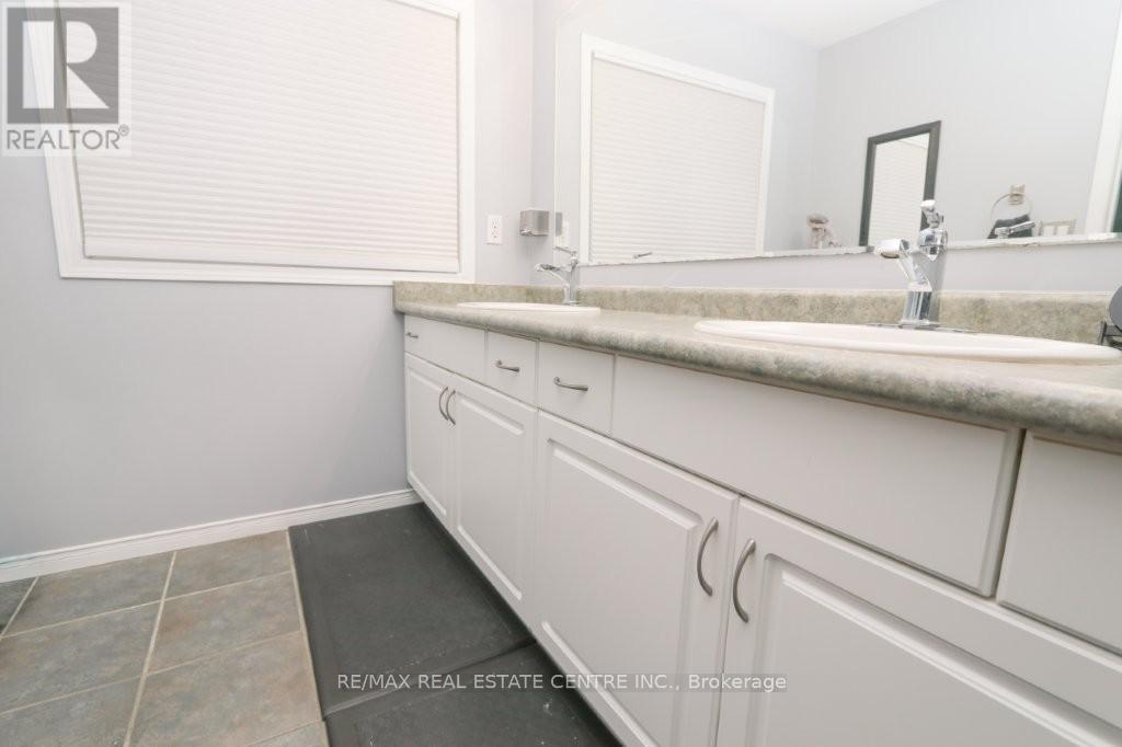 15 Gees Way, Cambridge, ON - Indoor Photo Showing Bathroom