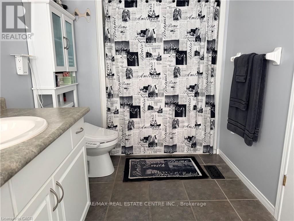 15 Gees Way, Cambridge, ON - Indoor Photo Showing Bathroom