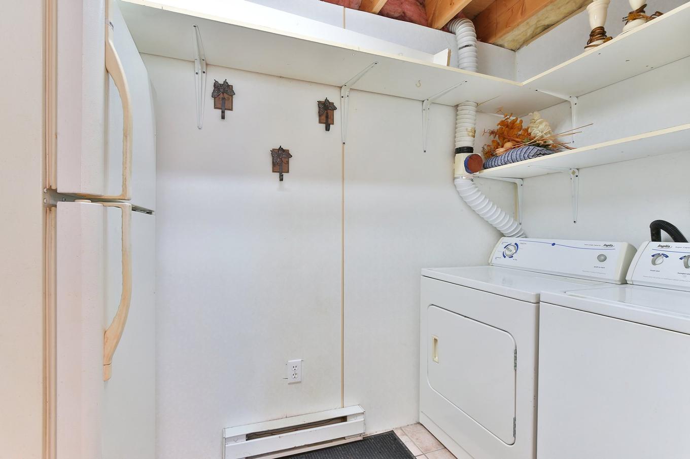 Salle de lavage - 550 Av. Georges-Rainville, Saint-Jean-Sur-Richelieu, QC - Indoor Photo Showing Laundry Room