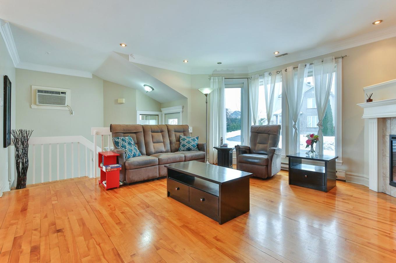 Salon - 550 Av. Georges-Rainville, Saint-Jean-Sur-Richelieu, QC - Indoor Photo Showing Living Room With Fireplace