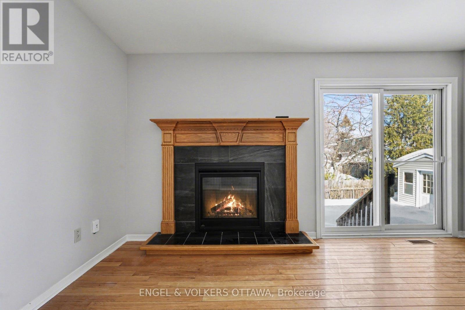 87 King George Street, Ottawa, ON - Indoor Photo Showing Living Room With Fireplace