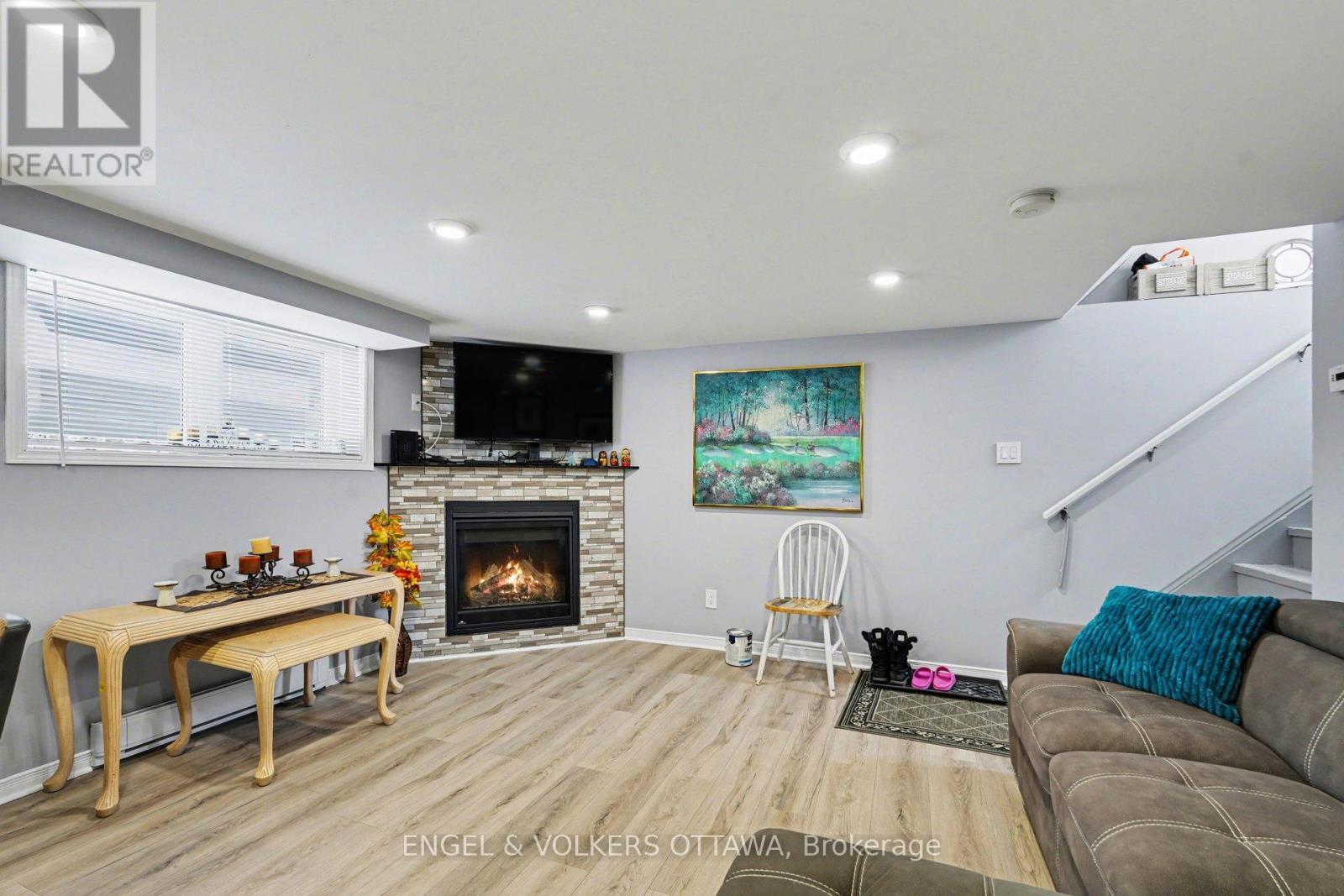87 King George Street, Ottawa, ON - Indoor Photo Showing Living Room With Fireplace