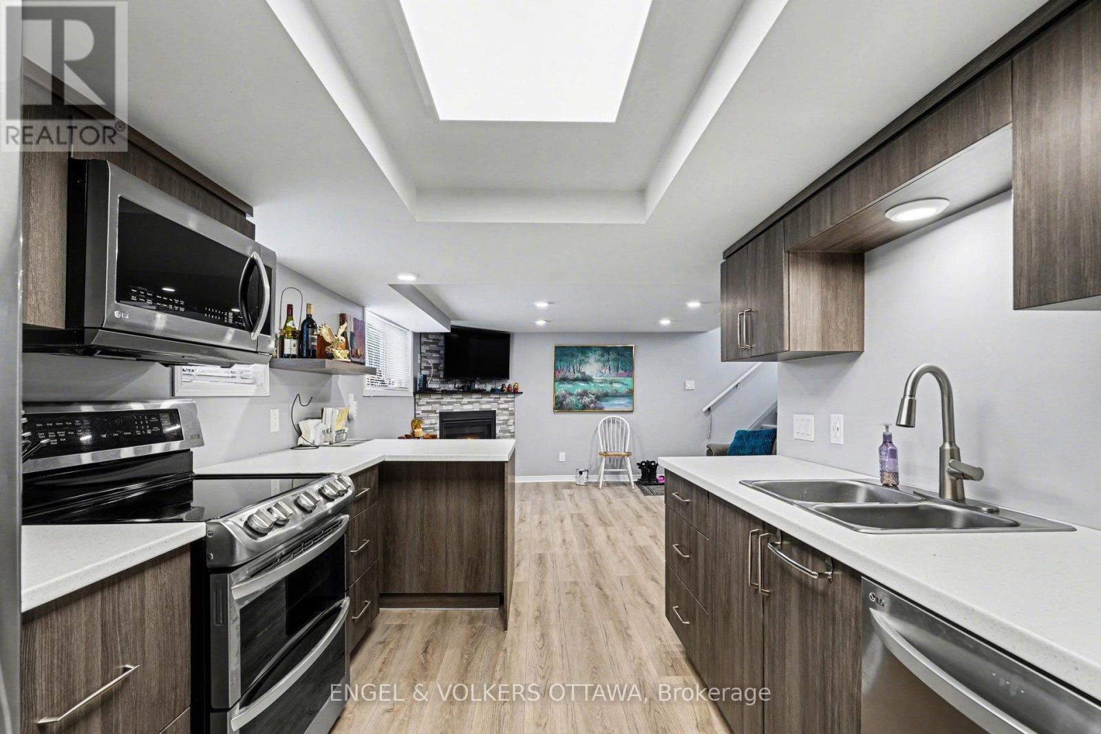 87 King George Street, Ottawa, ON - Indoor Photo Showing Kitchen With Stainless Steel Kitchen With Double Sink With Upgraded Kitchen