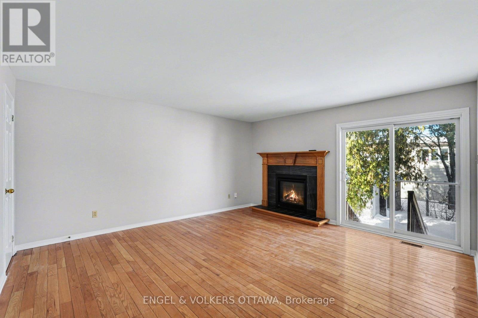 87 King George Street, Ottawa, ON - Indoor Photo Showing Living Room With Fireplace