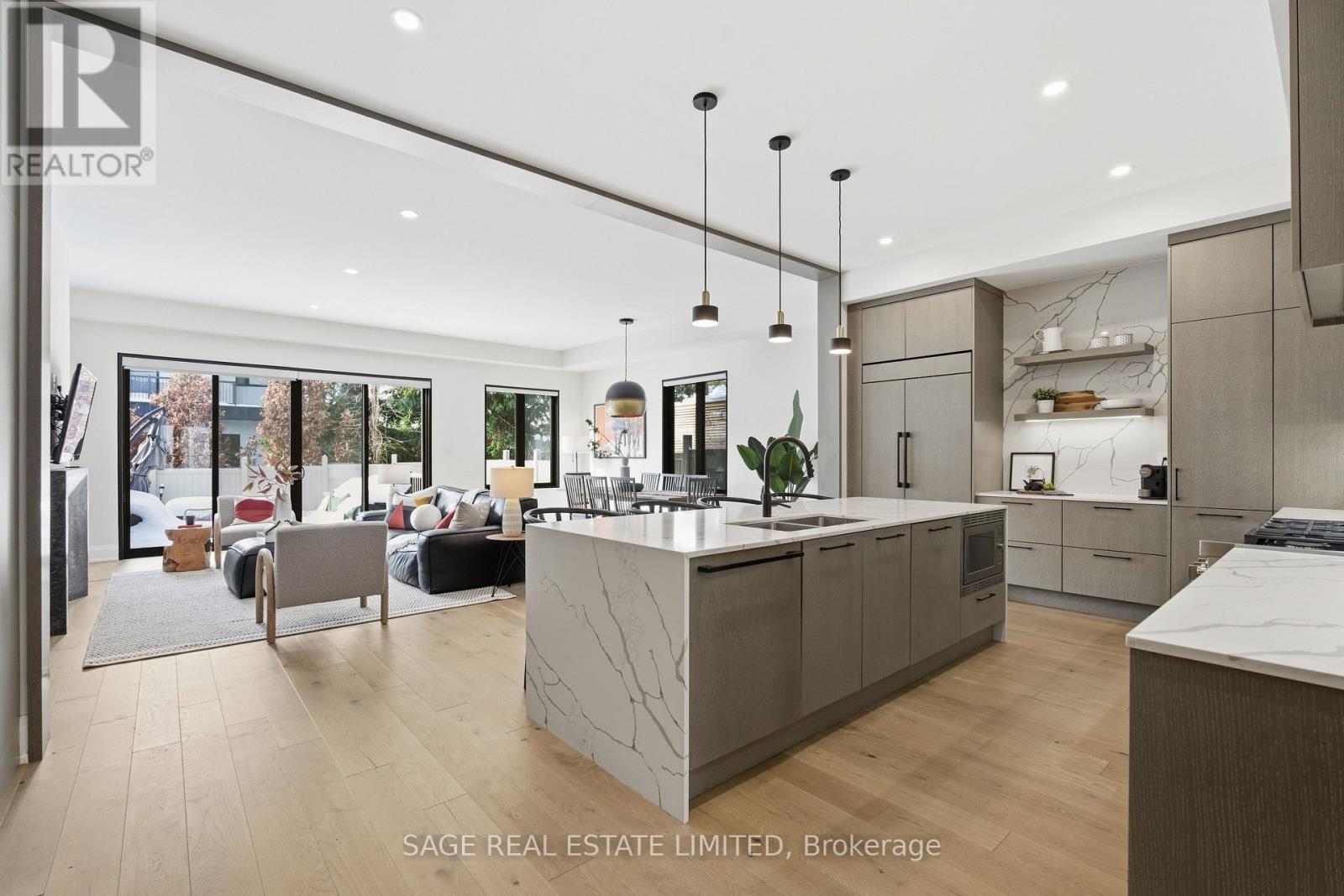 10 Brant Avenue, Mississauga, ON - Indoor Photo Showing Kitchen With Upgraded Kitchen