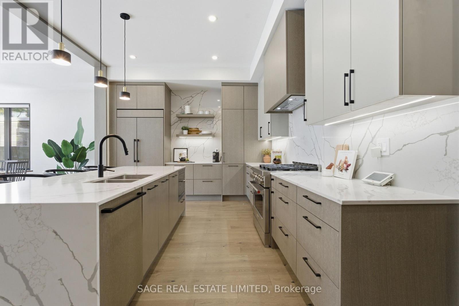 10 Brant Avenue, Mississauga, ON - Indoor Photo Showing Kitchen With Double Sink With Upgraded Kitchen
