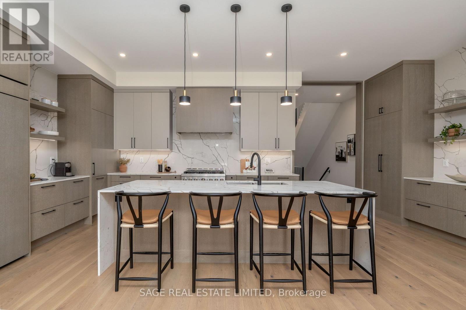 10 Brant Avenue, Mississauga, ON - Indoor Photo Showing Kitchen With Upgraded Kitchen