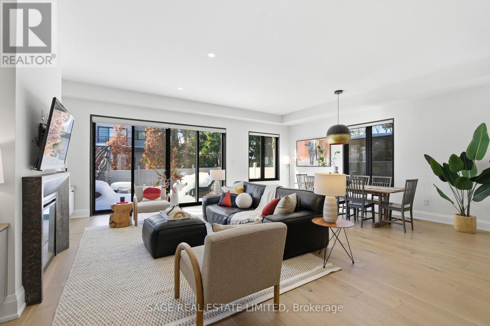 10 Brant Avenue, Mississauga, ON - Indoor Photo Showing Living Room