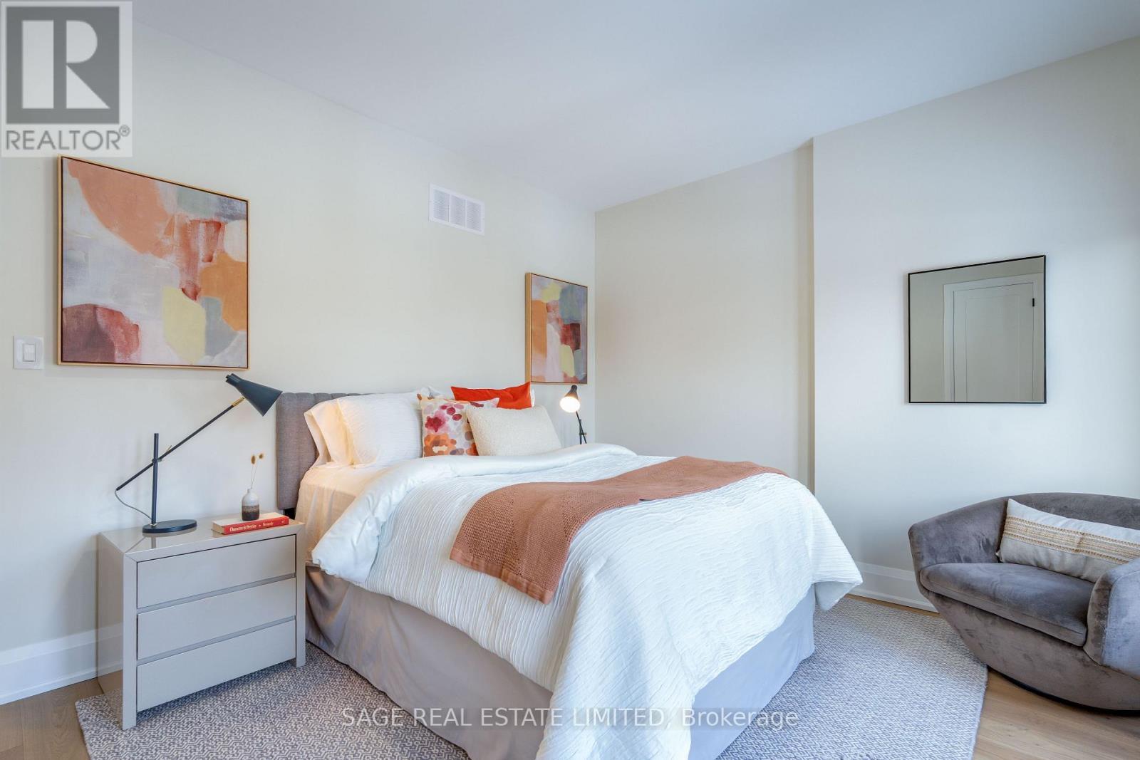 10 Brant Avenue, Mississauga, ON - Indoor Photo Showing Bedroom