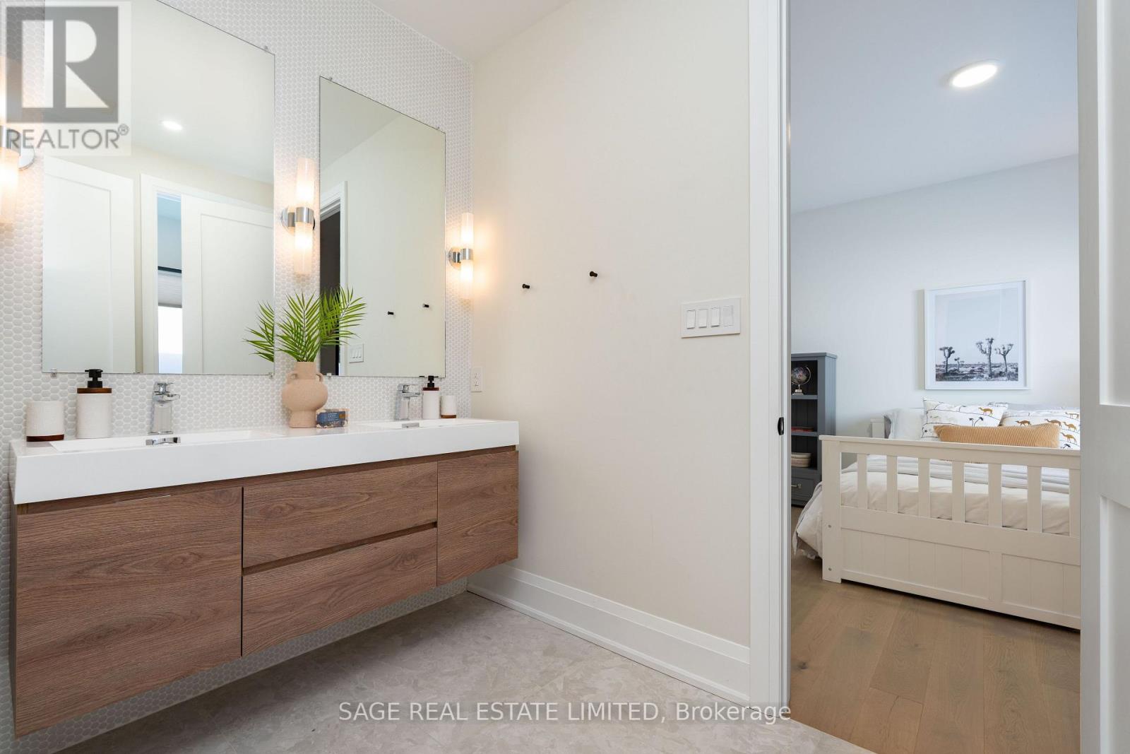 10 Brant Avenue, Mississauga, ON - Indoor Photo Showing Bathroom