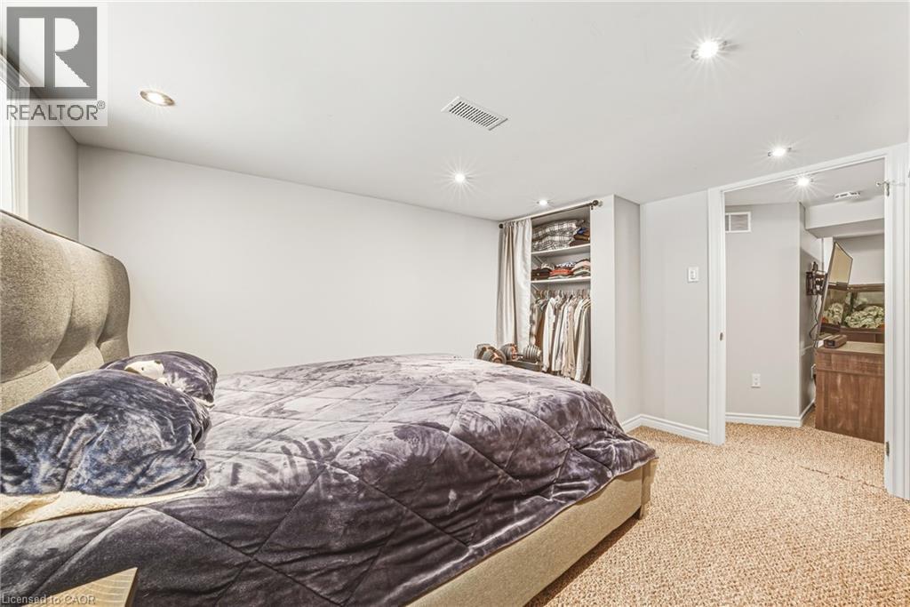 165 E 38Th Street, Hamilton, ON - Indoor Photo Showing Bedroom