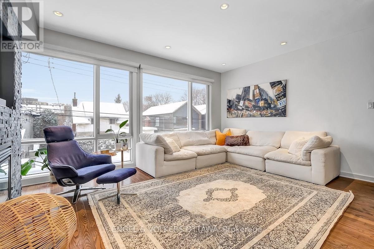32 Sims Avenue, Ottawa, ON - Indoor Photo Showing Living Room