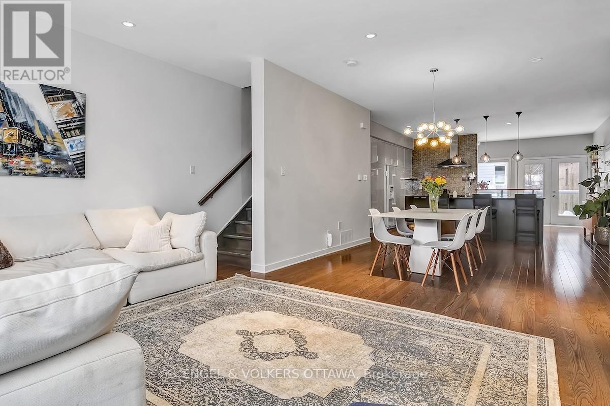 32 Sims Avenue, Ottawa, ON - Indoor Photo Showing Living Room